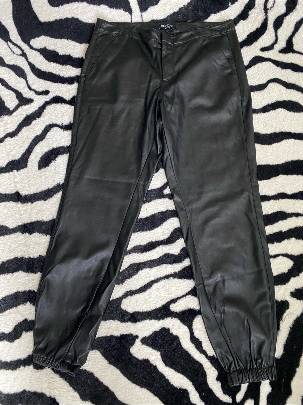 😍MINT! bebe Faux leather Black Joggers w/pockets size 4!
